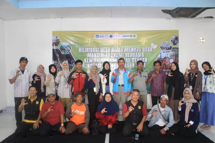 Himpro REESA IPB University menggelar pelatihan hidroponik buat warga Desa Cibanteng, Kecamatan Ciampea, Kabupaten Bogor. (IPB)