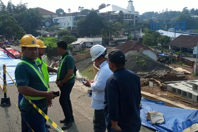 Perumda Tirta Pakuan menangangi pipa yang terdampak longsor di Batutulis, Kecamatan Bogor Selatan, Kota Bogor. (Perumda Tirta Pakuan)