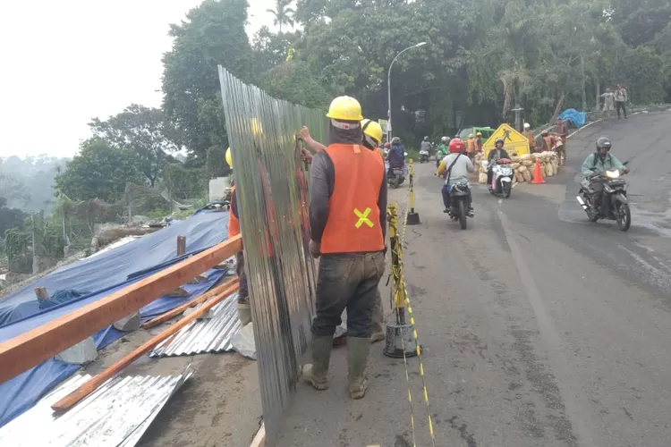 Longsor Di Area Proyek Underpass Batutulis Ganggu Lalu Lintas Dan ...