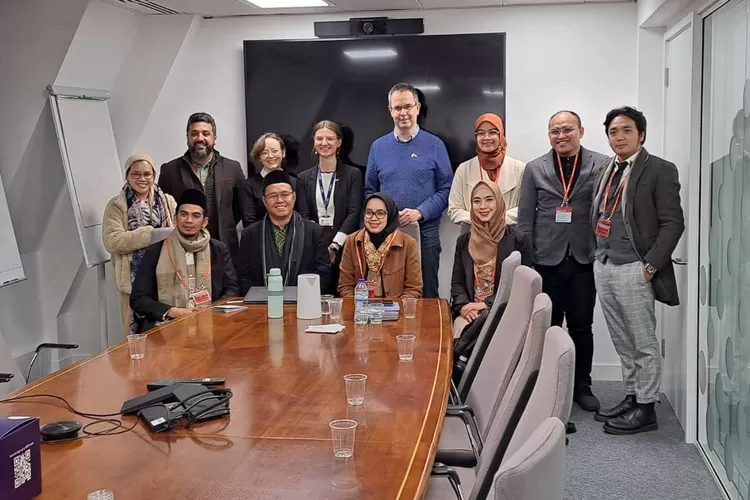 Empat ulama asal Jabar bersama delegasi Pemprov Jabar pun mengunjungi London City Hall. Mereka mengikuti Program English for Ulama. (Humas Jabar)