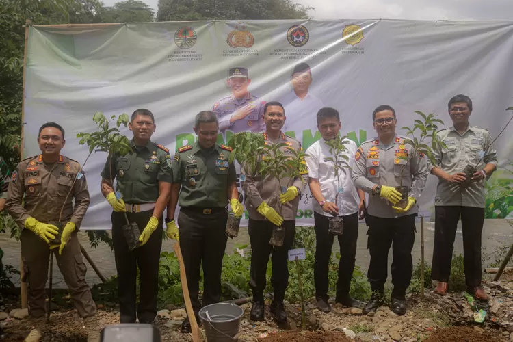 Dishub Kota Bogor menggelar tanam pohon sebagai bentuk bakti sosial. (Dishub Kota Bogor)