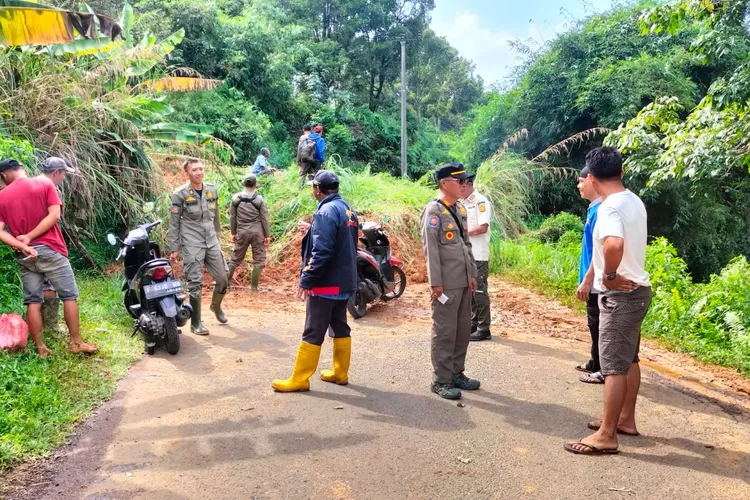 Kondisi jalan desa di Leuwiliang, Kabupaten Bogor, lumpuh karena longsor. (Ade/Metropolitan.id)