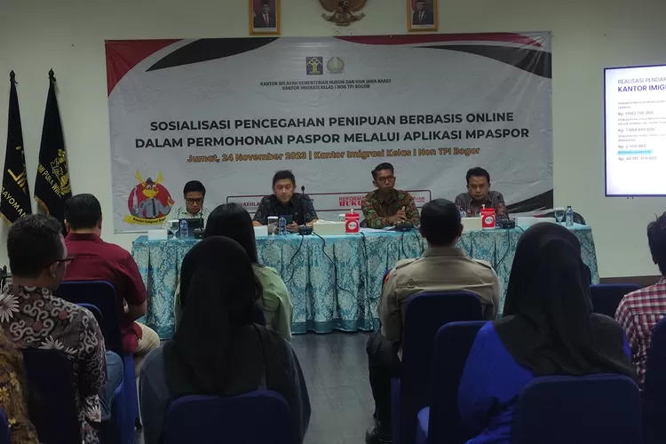 Kepala Kantor Imigrasi Kelas I Non TPI Bogor, Ruhiyat M Tolib mengaku jajarannya menerima 10 aduan kasus penipuan permohonan pembuatan paspor secara online. 