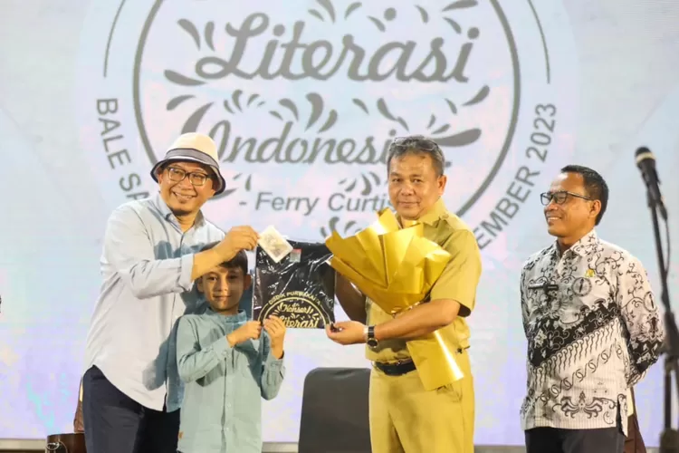 Pj Bupati Purwakarta Benni Irwan dalam kegiatan literasi seni dan pendidikan (Diskominfo Purwakarta)