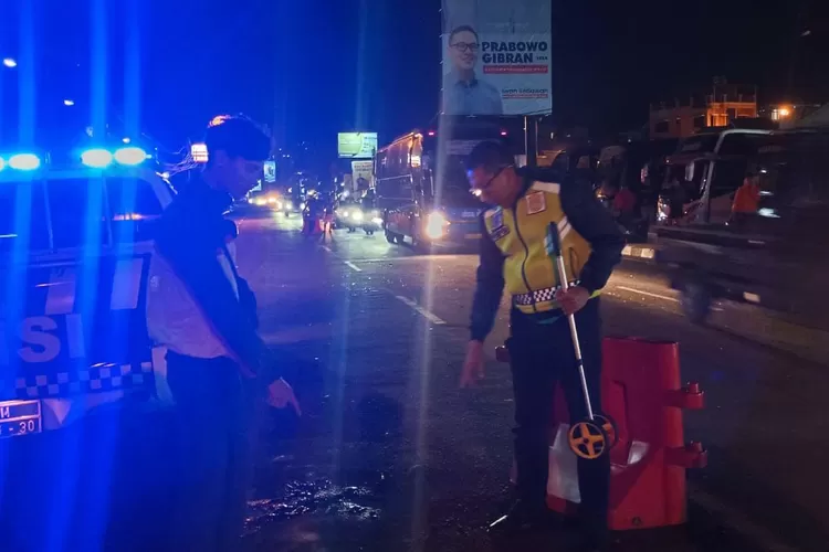 Petugas dari Satlantas Polres Bogor saat berada dilokasi kejadian tabrak lari pelajar Bogor di Jalan Raya Puncak. (Foto: Satlantas Polres Bogor)