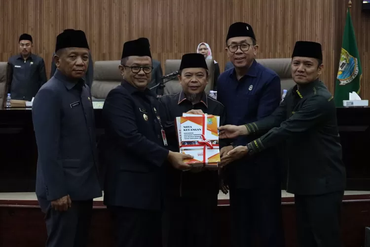 Pj Wali Kota Bekasi Raden Gani Muhamad bersama DPRD dalam rapar paripurna APBD 2024 (Pemkot Bekasi)