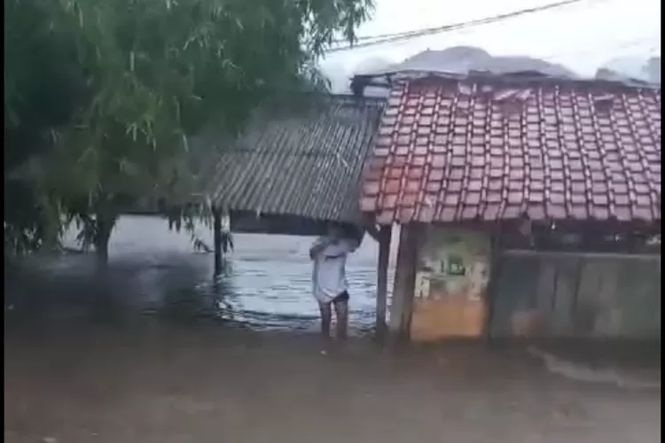 Tangkapan layar warga terjebak di tengah banjir yang terjadi imbas Sungai Ciparigi meluap. 