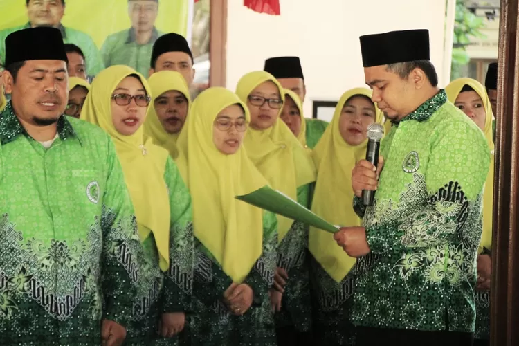 Ketua PGM Jawa Barat Hasbullah meminta agar MURI mencabut piagam yang telah diberikan kepada Pemprov Jawa Barat terkait pemberiaan BPJS Ketenagakerjaan kepada guru keagamaan.