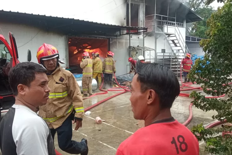 Pabrik accesoris accrilic di Kecamatan Tamansari, Kabupaten Bogor ludes terbakar diduga konsleting listrik jadi penyebab kebakaran tersebut.