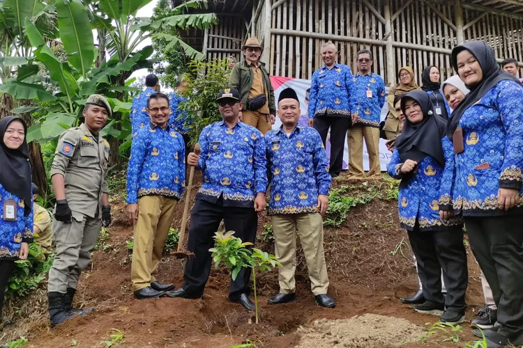 Sambut peringatan hari Korpri ke-53 Camat Cijeruk bersama stafnya melakukan penghijauan dengan menanam pohon di Desa Cibalung (Foto: Anto)