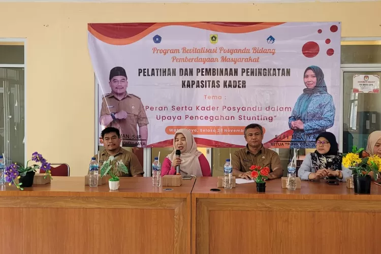 Untuk meningkatkan pelayanan kepada masyarakatm Pemdes Wates Jaya menggelar pelatihan kepada kader posyandu. (Foto: Anto)