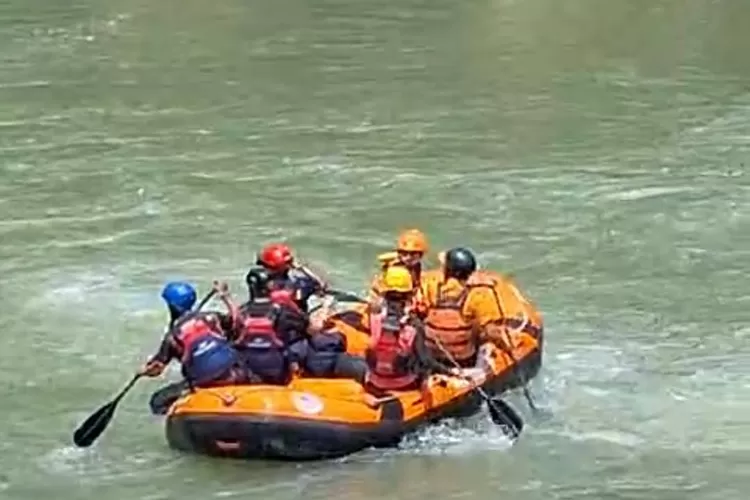 Tim gabungan masih melakukan pencarian kepada seorang content creator yang terbawa hanyut di sungai Cianten.  (Foto: Devina)