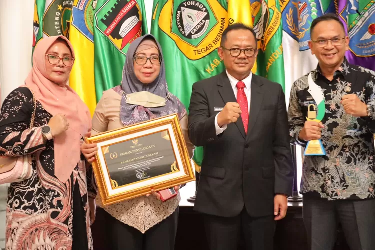 Pj Wali Kota Bekasi Raden Gani Muhamad menerima penghargaan dari Jawa Barat. (Pemkot Bekasi)