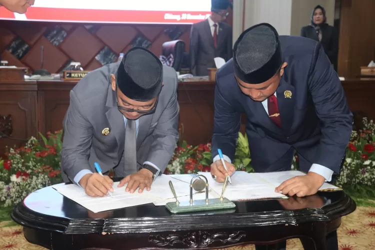 Bupati Bogor Iwan Setiawan dan Ketua DPRD Kabupaten Bogor Rudy Susmanto saat mengesahkan APBD 2024 Kabupaten Bogor yang mencapai Rp10 Triliun. (Foto: Diskominfo)