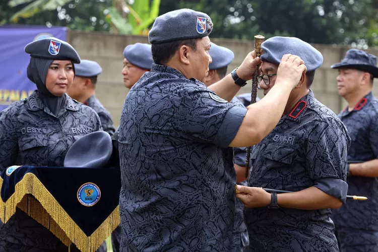 Kepala BNN Komjen Pol Petrus Reinhard Golose menyematkan baret kepada seluruh Kepala BNNP se-Indonesia. (Foto: Anto)