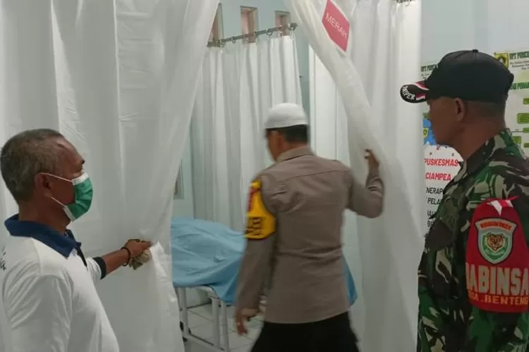 Petugas Polisi dan TNI saat melihat remaja asal Ciampea yang menjadi korban pembacokan segerombolan pelajar. (Foto: Dok Polres Bogor)