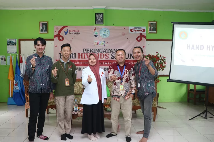RSUD Leuwiliang memberikan edukasi terhadap bahayanya penyakit HIV/AIDS kepada para siswa SMK Matusha Dwi Elang. (Foto: Dok RSUD Leuwiliang)