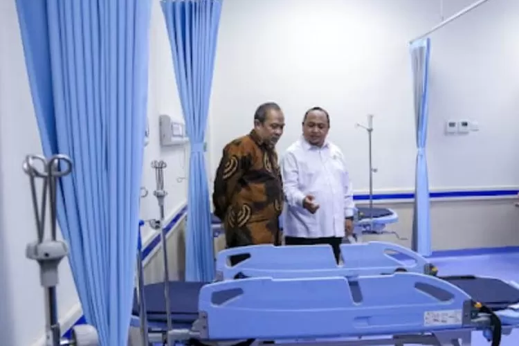 Ketua DPRD Kota Bogor, Atang Trisnanto, bersama Anggota DPRD Provinsi Jawa Barat Iwan Suryawan meninjau kondisi kamar rawat inap di RSUD Kota Bogor