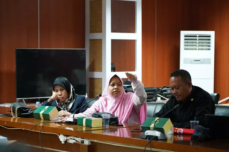 Dian, Warga Kaum Sari yang menjadi korban banjir, menceritakan kronologis kejadian banjir dalam rapat kerja DPRD Kota Bogor