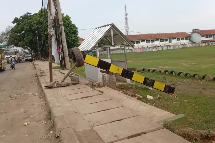 Kondisi jalan di Parungpanjang masih semrawut usai warga demo terkait jam operasional truk tambang. (Foto: Nasir)