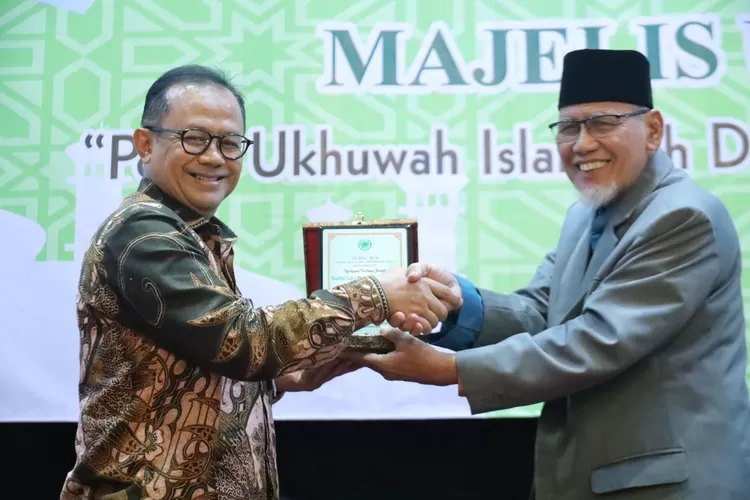 Pj Wali Kota Bekasi Gani Muhamad bersama MUI teken kesepakatan ciptakan Pemilu berkeadaban (Pemkot Bekasi)