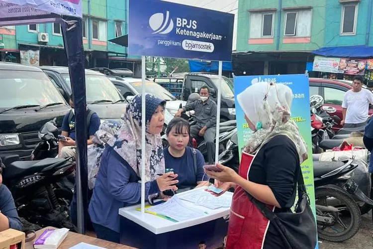 BPJS Ketenagakerjaan menggelar kampanye Kerja Keras Bebas Cemas di Pasar Cileungsi Kabupaten Bogor (BPJS Ketenagakerjaan)
