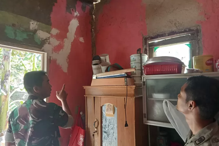 Salah satu rumah di Desa Purasari, Leuwiliang, Kabupaten Bogor kena dampak gempa bumi Sukabumi. (Ade/Metropolitan)