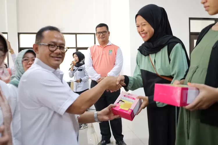 Pj Wali Kota Bekasi Gani Muhamad memberikan bantuan PMT buat balita dan ibu hamil. (Pemkot Bekasi)