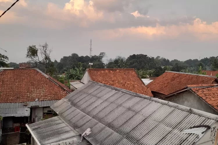 Pasca Gempa Pemdes Sukajadi, Kecamatan Tamansari, Kabupaten Bogor langsung meninjau rumah warga.