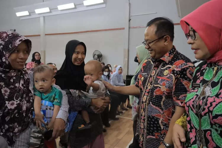 Pj Wali Kota Bekasi Raden Gani Muhamad memberikan PMT dan zat besi buat balita dan ibu hamil di dua Kecamatan. (Pemkot Bekasi)