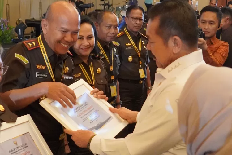 Kejati Jabar mendapat penghargaan dari Jaksa Agung ST Burhanuddin (Kejati Jabar)