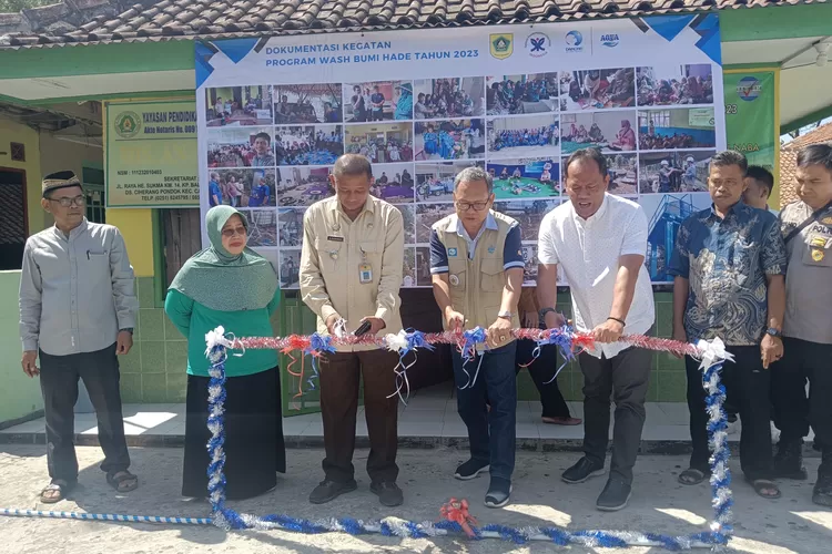 Aqua membangunkan saran air bersih bagi warga RT 04/03, Desa Ciherang Pondok, Kecamatan Caringin