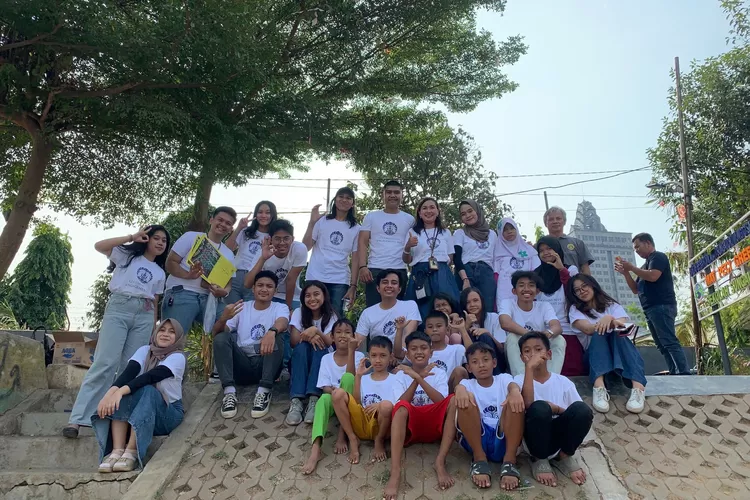 Mahasiswa Geografi Fakultas Matematika dan Ilmu Pengetahuan Alam Universitas Indonesia memberi edukasi lingkungan kepada anak-anak lewat produk permainan tematik partisipatif untuk keberlanjutaan ekologi lingkungan bantaran Sungai Ciliwung. (UI)