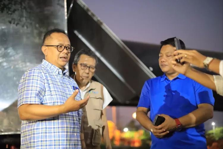 Pj Wali Kota Bekasi Gani Muhamad menerima laporan aduan warga terkait kualitas air yang turun dan bau (Pemkot Bekasi)