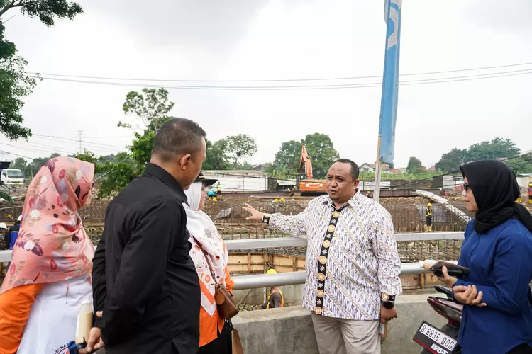 Ketua DPRD Kota Bogor Atang Trisnanto meninjau progres pembangunan Jembatan Otista. (DPRD Kota Bogor)