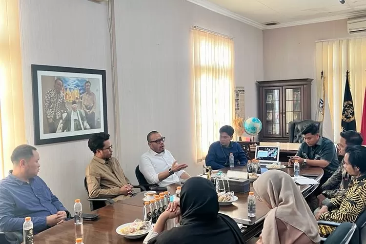 Kunjungan ini dipimpin langsung oleh Kaprodi S2 PMI Fakultas Dakwah dan Komunikasi UIN Sunan Kalijaga Yogyakarta Moh Nur Ichwan, dan sekaligus didampingi Ahmad Izudin,sebagai Sekretaris Prodi.