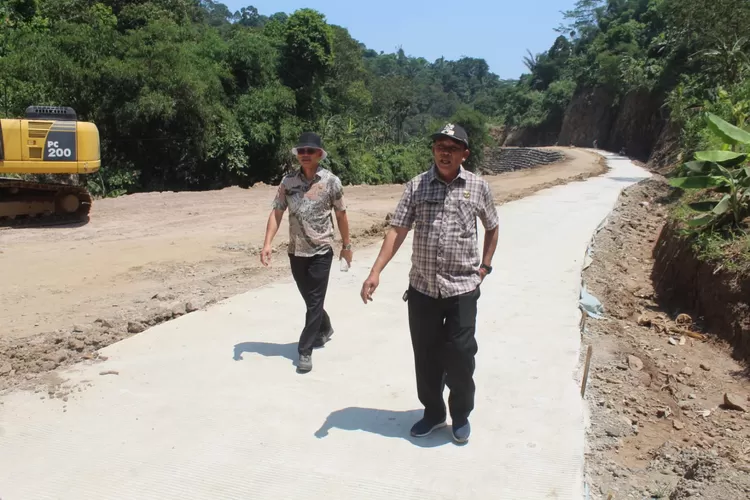 Pembangunan jalan desa di Desa Rabak Rumpin, Kabupaten Bogor, lewat program Samisade (mulya diva/metropolitan)