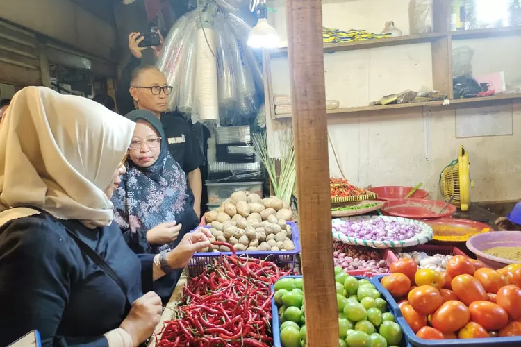 Sekda Kota Bogor, Syarifah Sofiah bersama jajaran Pemkot Bogor melakukan sidak ke Pasar Kebon Kembang, untuk mengecek stok dan harga komoditas pangan jelang Nataru. 