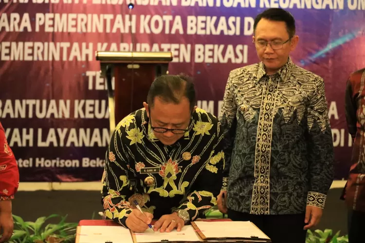 Perjanjian tentang Perumda Tirta Bhagasasi tersebut ditandangani Pj Wali Kota Bekasi Raden Gani Muhamad bersama Pj Bupati Bekasi Dani Ramdan. (Pemkot Bekasi)
