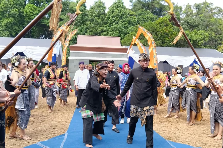 Wali Kota Bogor Bima Arya saat meresmikan Museum Pajajaran di kawasan Batutulis, Kota Bogor. (dok pribadi)