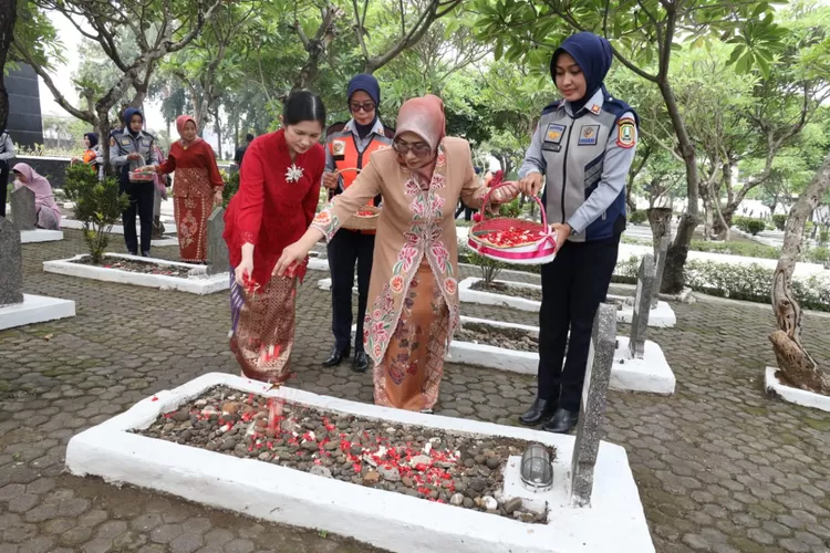 Pj Ketua TP PKK Kota Bekasi Yolla Gani Kusuma dalam peringatan Hari Ibu (Pemkot Bekasi)