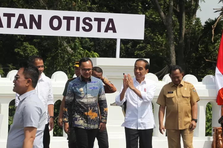 Wali Kota Bogor Bima Arya bersama Presiden RI Jokowi meresmikan Jembatan Otista (Pemkot Bogor)
