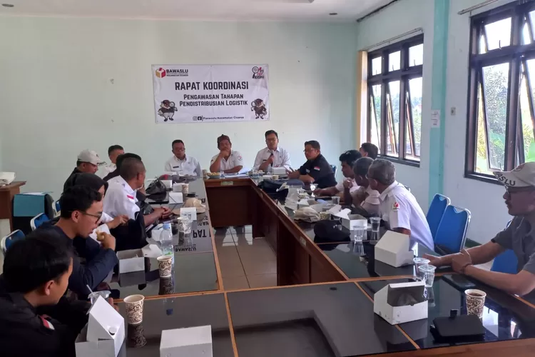 Pertemuan Panwaslu Kecamatan Cisarua tersebut dilakukan di Kantor Kelurahan Cisarua pada Jumat, 22 Desember 2023.