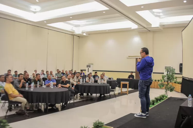 Wali Kota Bogor Bima Arya menyampaikan pemaparan pada pembinaan camat dan lurah di Kota Bogor. (Pemkot Bogor)