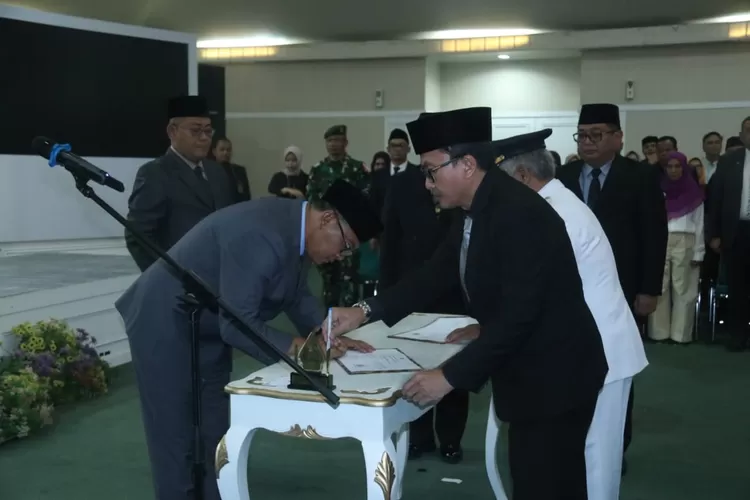 Jelang akhir masa jabatannya Bupati Bogor Iwan Setiawan kembali melakukan rotasi mutasi kepada sejumlah pejabat di lingkup Pemerintah Kabupaten Bogor, tak kurang dari 61 pejabat kini menempati posisi barunya. (Foto: Dok Diskominfo)