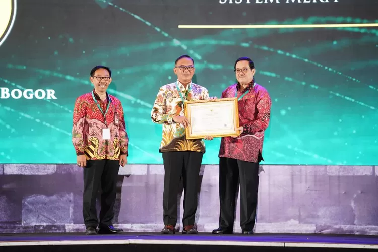 Bupati Bogor Iwan Setiawan menorehkan sejumlah prestasi hingga akhir masa jabatannya. (Foto: Devina)