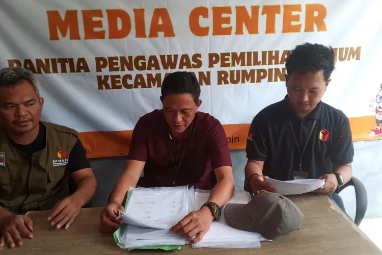 Panwascam Rumpin meminta agar peserta Pemilu tidak melibatkan anak-anak saat masa kampanye. (Foto: Nasir)