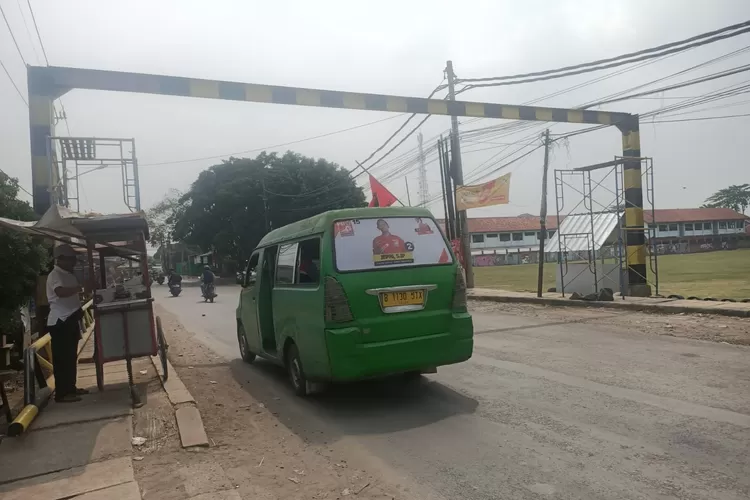 Portal yang berada di Parungpanjang rupanya hanya menjadi pajangan, sebab masih ditemukan truk tambang yang melintas diluar jam operasional. (Foto: Nasir)