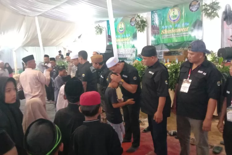 Sholawat Akbar dilaksanakan bersama Bogor bersholawat (BBS) Tanah Baru Kota Bogor, dan dihadiri oleh 200 anak yatim dari Desa Cipelang. (ANTO)