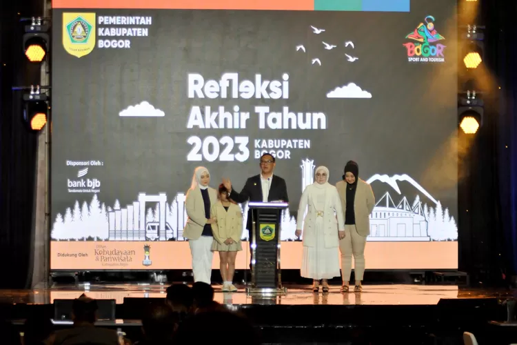 Sambil berpamitan, Bupati Bogor Iwan Setiawan pastikan jika program Samisade tetap bergulir pada 2024 sebagai kado bagi masyarakat Kabupaten Bogor. (Foto: Radar Bogor/Hendinovian)